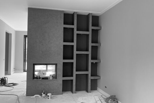 Muur met inhammen gestucd en behangt. Daaromheen net gestucte muren
